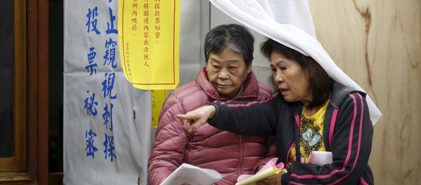 A voter casts her ballot at a polling station during general election in Taipei, Taiwan, January 16, 2016 - Sputnik International