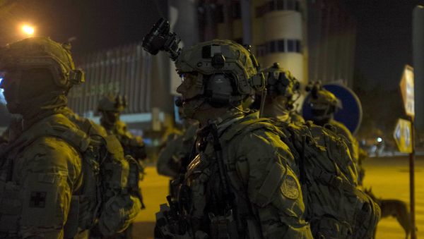 French and U.S. soldiers gather before launching a counter-assault on Islamist gunmen at the Splendid Hotel in Ouagadougou, Burkina Faso, January 16, 2016 - Sputnik International