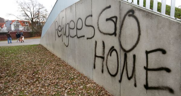 The lettering Refugees GO HOME is sprayed onto a wall in Sigmaringen, southern Germany - Sputnik International