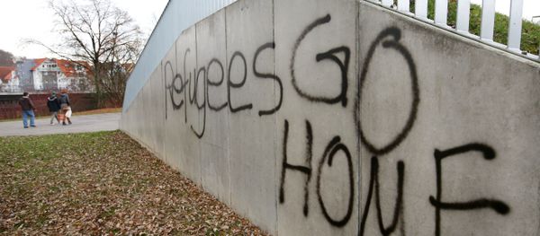 The lettering Refugees GO HOME is sprayed onto a wall in Sigmaringen, southern Germany - Sputnik International