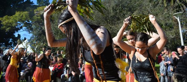 Indigenous Australian performers hold a smoking ceremony to open NAIDOC Week, a national program that celebrates the National Aborigines and Islanders Day Observance Committee in Sydney on July 6, 2015 - Sputnik International
