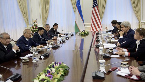 Uzbek Foreign Minister Abdulaziz Kamilov (L), Uzbek President Islam Karimov (2L) and US Secretary of State John Kerry (2R) attend a meeting at the Palace of Forums on the President's Residential Compound on November 1, 2015 in Samarkand Uzbek Foreign Minister Abdulaziz Kamilov (L), Uzbek President Islam Karimov (2L) and US Secretary of State John Kerry (2R) attend a meeting at the Palace of Forums on the President's Residential Compound on November 1, 2015 in Samarkand - Sputnik International