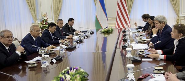 Uzbek Foreign Minister Abdulaziz Kamilov (L), Uzbek President Islam Karimov (2L) and US Secretary of State John Kerry (2R) attend a meeting at the Palace of Forums on the President's Residential Compound on November 1, 2015 in Samarkand - Sputnik International