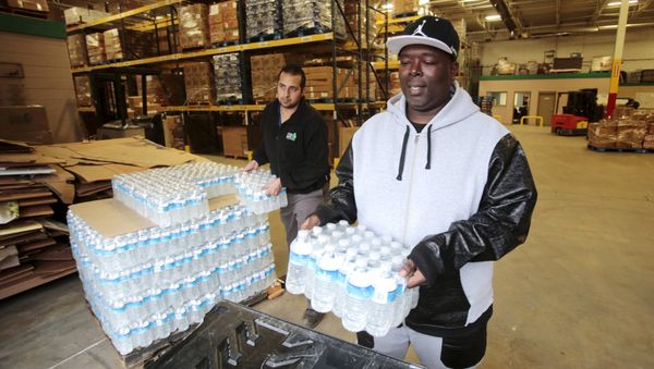 Anthony Fordham picks up bottled water from the Food Bank of Eastern Michigan to deliver to a school after elevated lead levels were found in the city's water in Flint, Michigan in this file photo from December 16, 2015 Anthony Fordham picks up bottled water from the Food Bank of Eastern Michigan to deliver to a school after elevated lead levels were found in the city's water in Flint, Michigan in this file photo from December 16, 2015 - Sputnik International