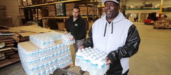 Anthony Fordham picks up bottled water from the Food Bank of Eastern Michigan to deliver to a school after elevated lead levels were found in the city's water in Flint, Michigan in this file photo from December 16, 2015 Anthony Fordham picks up bottled water from the Food Bank of Eastern Michigan to deliver to a school after elevated lead levels were found in the city's water in Flint, Michigan in this file photo from December 16, 2015 - Sputnik International