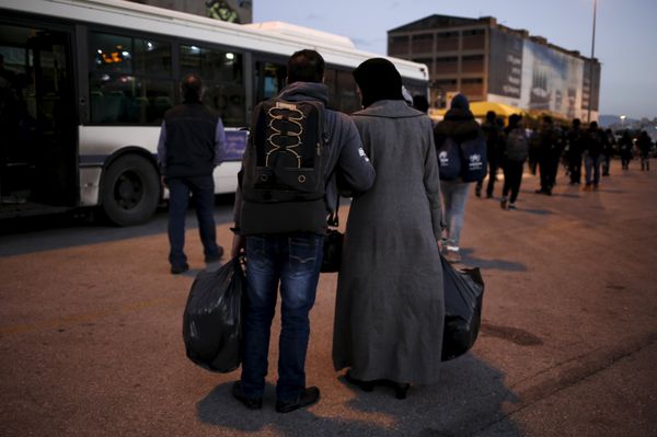 A Syrian refugee couple carry their belongings as refugees and migrants arrive aboard the passenger ferry Nissos Rodos at the port of Piraeus, near Athens, Greece, January 13, 2016 A Syrian refugee couple carry their belongings as refugees and migrants arrive aboard the passenger ferry Nissos Rodos at the port of Piraeus, near Athens, Greece, January 13, 2016 - Sputnik International