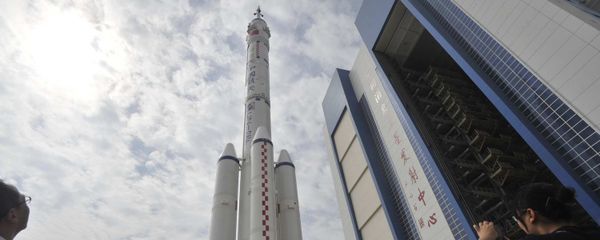 This file photo taken on September 20, 2008 shows Chinese tourists gathering to watch the Shenzhou-7 manned spaceship on top of the Long-March II-F rocket being transfered to the launchpad at the Jiuquan Satellite Launch Center in northwest China's Gansu province - Sputnik International