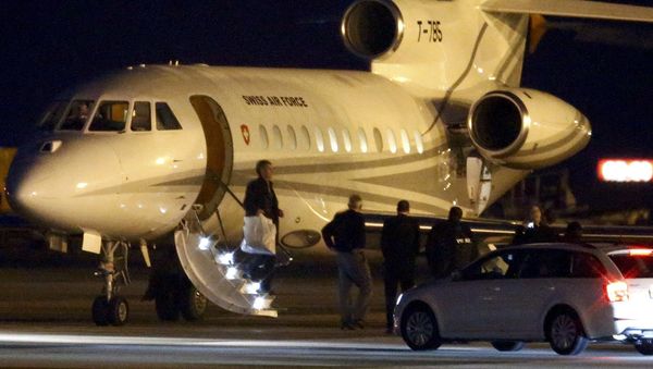 People walk off a plane carrying three Iranian-Americans, who left Tehran under a prisoner swap, after it landed at Cointrin airport in Geneva, Switzerland January 17, 2016 - Sputnik International