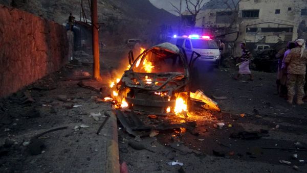 A car burns at the site of a car bomb attack outside the house of the director of security for Yemen's southern port city of Aden, Brigadier General Shalal Ali Shayyeh, in Aden January 17, 2016 - Sputnik International