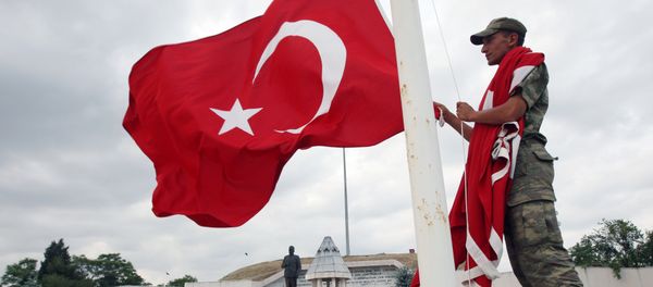 Turkish soldier handles a national flag at the monument of Sukru Pasa, a national hero who defended Edirne region during the Balkan War in 1913, in Edirne, western Turkey (File) - Sputnik International