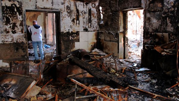 In this photograph taken on November 10 ,2015, Medecins Sans Frontieres (MSF) staff walk in the damaged Medecins Sans Frontieres (MSF) hospital in northern Kunduz In this photograph taken on November 10 ,2015, Medecins Sans Frontieres (MSF) staff walk in the damaged Medecins Sans Frontieres (MSF) hospital in northern Kunduz - Sputnik International