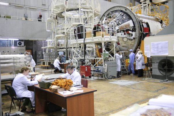 Employees of S.P. Korolyov Rocket and Space Corporation Energia, at work - Sputnik International