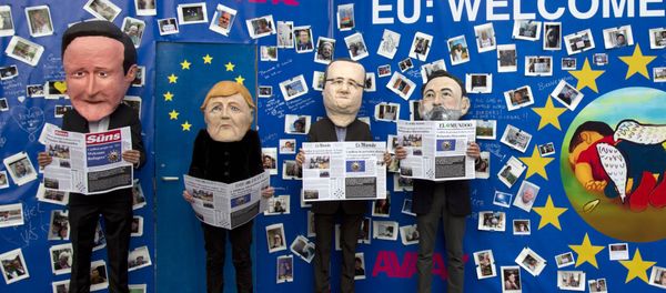 Actors dressed in EU leader face masks pose in front of a refugee message board during a demonstration in front a refugee message board outside of EU headquarters on Monday, Sept. 14, 2015. - Sputnik International