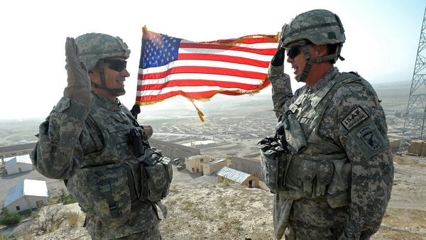 U.S. Air Force Lt. Col. Andy Veres, left, Provincial Reconstruction Team Zabul commander, re-enlists Master Sgt. James Sandifer, Forward Operating Base Smart mayor, on top of Alexander's castle in Qalat City, Afghanistan, July 7 - Sputnik International