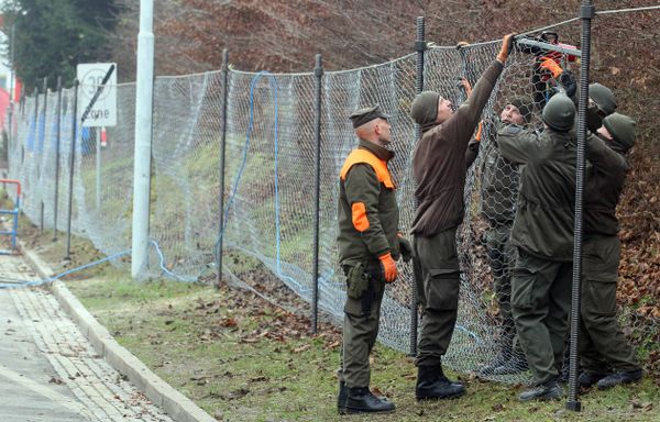 Austrian soldiers are building a fence to improve the procedure for arriving refugees at the border between Slovenian and Austria in Spielfeld, Austria, Tuesday, Dec. 8, 2015. Austrian soldiers are building a fence to improve the procedure for arriving refugees at the border between Slovenian and Austria in Spielfeld, Austria, Tuesday, Dec. 8, 2015. - Sputnik International