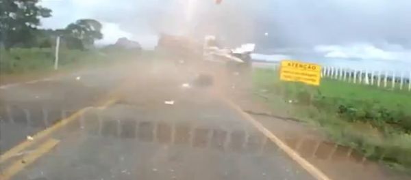 Driver ejected like a mortar after losing control of vehicle - Sputnik International