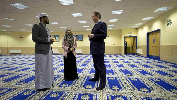 Britain's Prime Minister David Cameron speaks with imam Qari Asim and Shabana Muneer as he visits the Makkah Masjid Mosque in Leeds, Britain January 18, 2016. Britain's Prime Minister David Cameron speaks with imam Qari Asim and Shabana Muneer as he visits the Makkah Masjid Mosque in Leeds, Britain January 18, 2016. - Sputnik International
