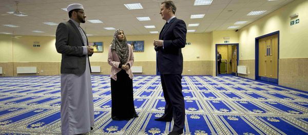 Britain's Prime Minister David Cameron speaks with imam Qari Asim and Shabana Muneer as he visits the Makkah Masjid Mosque in Leeds, Britain January 18, 2016. - Sputnik International
