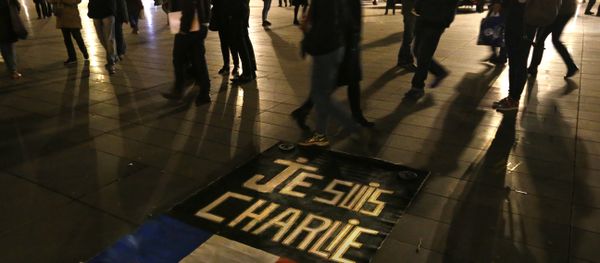People walk around to banner reading Je suis Charlie - Sputnik International