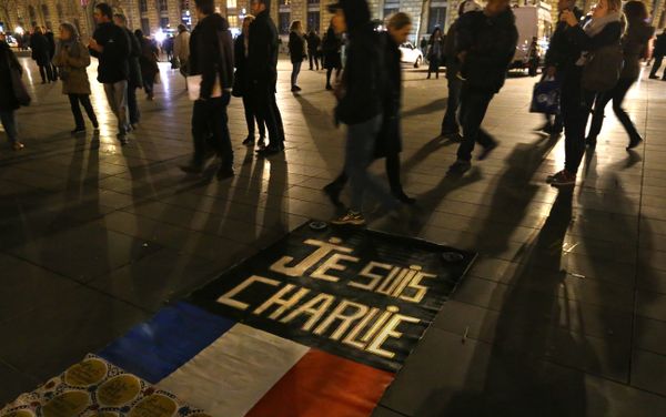 People walk around to banner reading Je suis Charlie People walk around to banner reading Je suis Charlie - Sputnik International