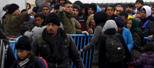 Migrants try to get on a train to Serbia at a transit camp on the Macedonia-Greece border near Gevgelija January 6, 2016 - Sputnik International