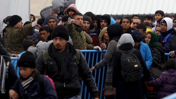 Migrants try to get on a train to Serbia at a transit camp on the Macedonia-Greece border near Gevgelija January 6, 2016 Migrants try to get on a train to Serbia at a transit camp on the Macedonia-Greece border near Gevgelija January 6, 2016 - Sputnik International