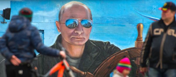 Pedestrians near a portrait of Russian President Vladimir Puitn on a wall of a building in Yalta Pedestrians near a portrait of Russian President Vladimir Puitn on a wall of a building in Yalta - Sputnik International