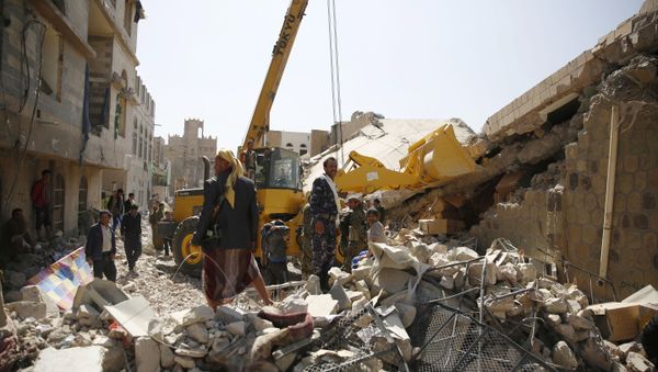 Policemen search for survivors at the site of a Saudi-led airstrike on the police headquarters in Sanaa, Yemen, Monday, Jan. 18, 2016 - Sputnik International