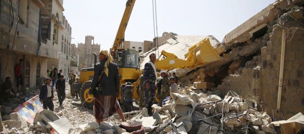 Policemen search for survivors at the site of a Saudi-led airstrike on the police headquarters in Sanaa, Yemen, Monday, Jan. 18, 2016 - Sputnik International