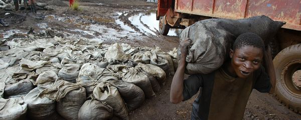 A young man carries wet Cobalt on his back at the Shinkolobwe mine 35kms from the town of Likasi, Democratic Republic of Congo, in this Saturday, April 10, 2004 photo A young man carries wet Cobalt on his back at the Shinkolobwe mine 35kms from the town of Likasi, Democratic Republic of Congo, in this Saturday, April 10, 2004 photo - Sputnik International