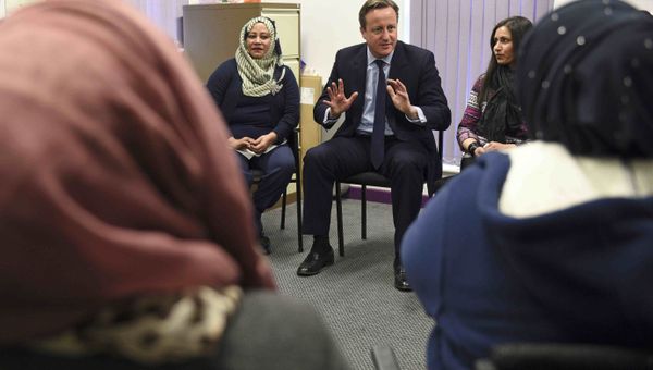 Britain's Prime Minister David Cameron speaks with women attending an English language class during a visit to the Shantona Women's Centre in Leeds, Britain January 18, 2016. - Sputnik International