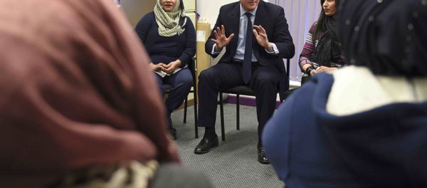 Britain's Prime Minister David Cameron speaks with women attending an English language class during a visit to the Shantona Women's Centre in Leeds, Britain January 18, 2016. Britain's Prime Minister David Cameron speaks with women attending an English language class during a visit to the Shantona Women's Centre in Leeds, Britain January 18, 2016. - Sputnik International