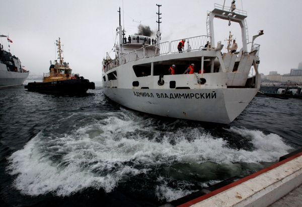 The Admiral Vladimirsky research vessel moors in Vladivostok The Admiral Vladimirsky research vessel moors in Vladivostok - Sputnik International