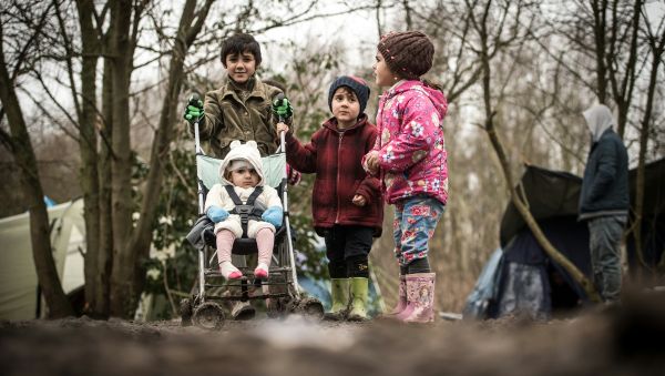 Young migrants or refugees walk with a stroller on December 29, 2015 in a camp in Grande-Synthe. Young migrants or refugees walk with a stroller on December 29, 2015 in a camp in Grande-Synthe. - Sputnik International