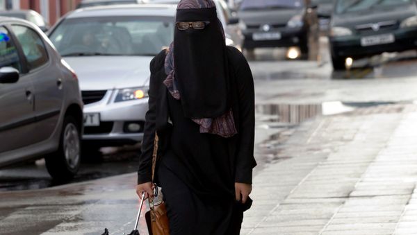 Woman wearing full face veil Woman wearing full face veil - Sputnik International