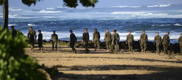 A group of Marines walk the beach outside the Haleiwa Incident Command Post in Haleiwa, Hawaii, during search efforts for 12 missing Marines, in this handout photo taken January 18, 2016 - Sputnik International