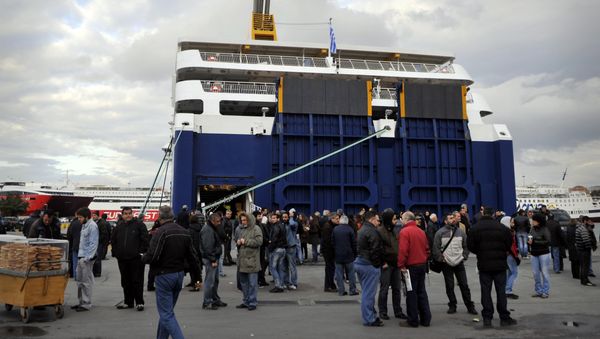 Communist-affiliated sailors and strike supporters gather on April 10, 2012 in front of a ferry at the port of Piraeus as Greek sailors began a two-day strike against government reforms - Sputnik International