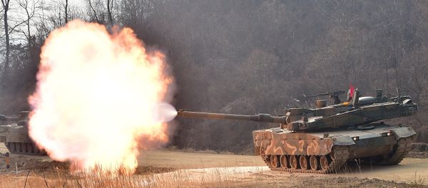 South Korean army's K-2 tank fires during a live-fire drill in Yangpyeong, 60 km east of Seoul, on February 11, 2015 - Sputnik International