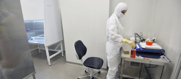 An employee of the laboratory at the Gamalei Institute of Epidemiology and Microbiology where Russian scientists have developed a vaccine against Ebola - Sputnik International