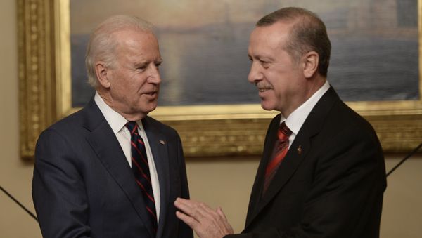 US Vice-President Joe Biden (L) poses with Turkish President Recep Tayyip Erdogan at Beylerbeyi Palace on 22 November 2014 in Istanbul, Turkey. - Sputnik International