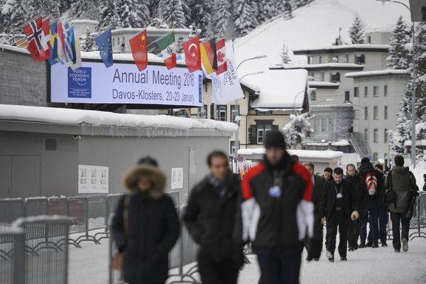 People are seen outside of the Congress Center at the opening of the World Economic Forum (WEF) annual meeting in Davos, on January 19, 2016 - Sputnik International