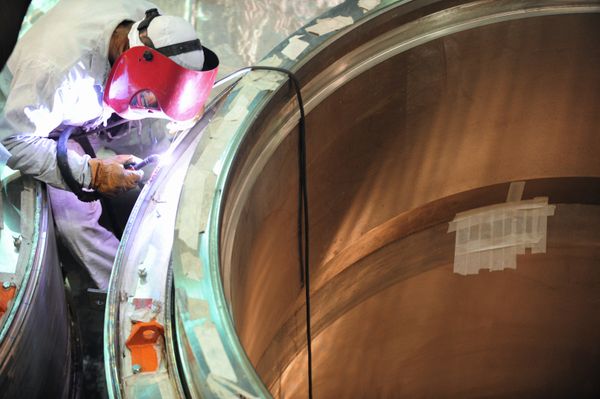 A welding operator at the assembling of a reactor in the 'clean area' of the BN-800 power unit at the Beloyarskaya NPP A welding operator at the assembling of a reactor in the 'clean area' of the BN-800 power unit at the Beloyarskaya NPP - Sputnik International