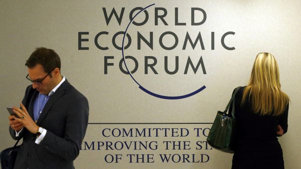 Attendees use their mobile device during the annual meeting of the World Economic Forum (WEF) in Davos, Switzerland January 20, 2016 - Sputnik International