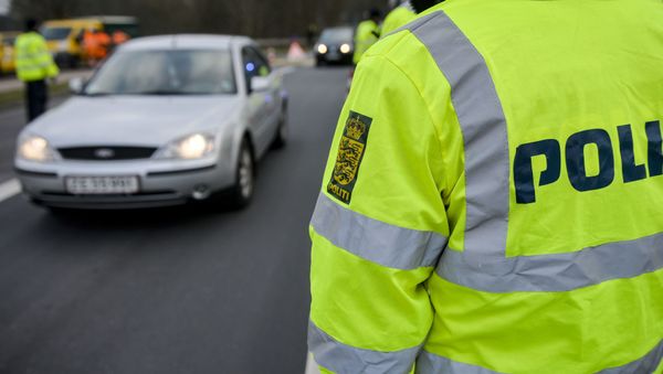 Danish Police officers check vehicles at the bordertown of Krusa, Denmark January 4, 2016. - Sputnik International