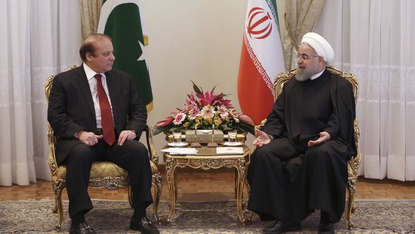 Iranian President Hassan Rouhani, right, and Pakistani Prime Minister Nawaz Sharif make their way to a meeting in Tehran, Iran, Tuesday, Jan. 19, 2016 Iranian President Hassan Rouhani, right, and Pakistani Prime Minister Nawaz Sharif make their way to a meeting in Tehran, Iran, Tuesday, Jan. 19, 2016 - Sputnik International