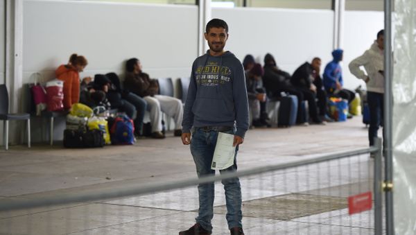 People wait to be registered at the central registration office for refugees in Greven, western Germany, on September 22, 2015 - Sputnik International