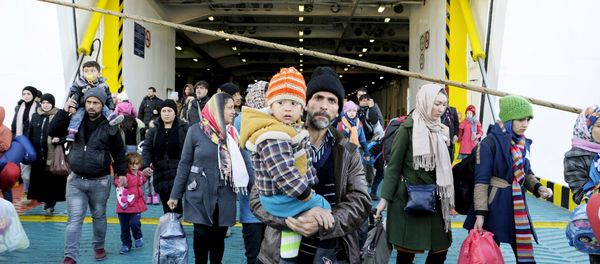 Refugees and migrants arrive aboard the passenger ferry Eleftherios Venizelos from the island of Lesbos at the port of Piraeus, near Athens, Greece, December 26, 2015. Refugees and migrants arrive aboard the passenger ferry Eleftherios Venizelos from the island of Lesbos at the port of Piraeus, near Athens, Greece, December 26, 2015. - Sputnik International