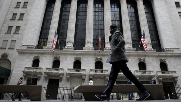 A man passes by the New York Stock Exchange in New York's financial district January 15, 2016 A man passes by the New York Stock Exchange in New York's financial district January 15, 2016 - Sputnik International