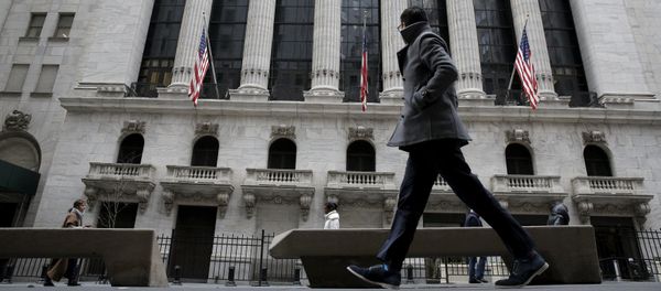 A man passes by the New York Stock Exchange in New York's financial district January 15, 2016 A man passes by the New York Stock Exchange in New York's financial district January 15, 2016 - Sputnik International