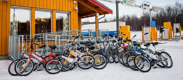 Bikes used by refugees are parked at the Norwegian border crossing station at Storskog after crossing the border from Russia on November 12, 2015 near Kirkenes in northern Norway - Sputnik International